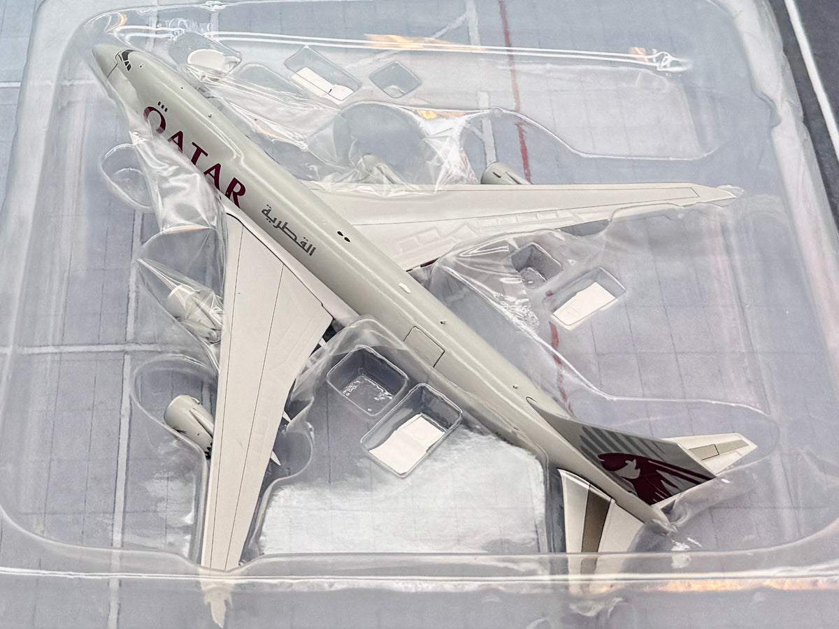 JC Wings 1/400 Qatar Airways Cargo Boeing 747-8F Interactive