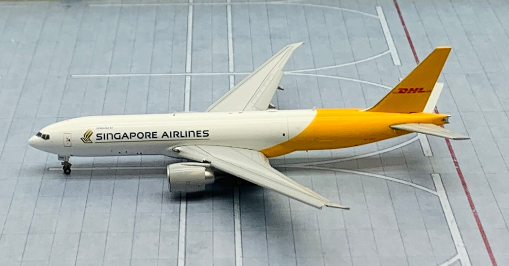 JC Wings 1/400 Singapore Airlines / DHL Boeing 777-200LRF 9V-DHA flaps