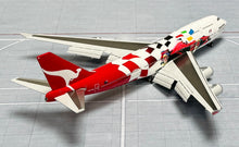 Load image into Gallery viewer, JC Wings 1/400 Qantas Boeing 747-400 Formula One VH-OJC flaps down
