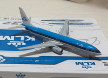 Load image into Gallery viewer, JC Wings 1/200 KLM Royal Dutch Airlines Boeing 737-800 old colour PH-BXC
