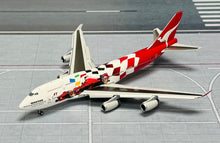 Load image into Gallery viewer, JC Wings 1/400 Qantas Boeing 747-400 Formula One VH-OJC flaps down
