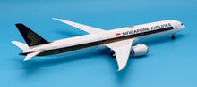 Load image into Gallery viewer, SQ Wings 1/200 Singapore Airlines Boeing 787-10 9V-SCJ L2039

