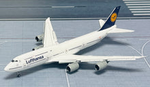 Load image into Gallery viewer, YY Wings 1/400 Lufthansa Boeing 747-8  D-ABYP flaps down

