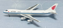 Load image into Gallery viewer, YY Wings 1/400 Air China Boeing 747-200 B-2450
