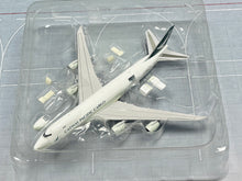 Load image into Gallery viewer, JC Wings 1/400 Cathay Pacific Cargo Boeing 747-8F B-LJB
