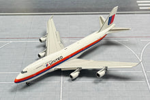 Load image into Gallery viewer, JC Wings 1/400 United Airlines Boeing 747-400 Saul Bass Flaps Down N185UA
