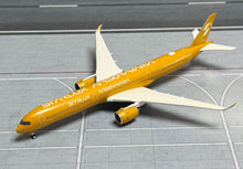 Load image into Gallery viewer, Phoenix Models 1/400 Starlux Airlines Airbus A350-1000 B-58554 AIRSORAYAMA GOLD
