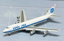 Load image into Gallery viewer, HX Models 1/400 Pan Am Boeing 747-200 Clipper Fairwind N724PA Flaps Down
