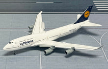 Load image into Gallery viewer, YY Wings 1/400 Lufthansa Boeing 747-8 D-ABTA flaps down
