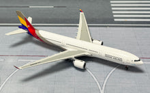 Load image into Gallery viewer, Phoenix Models 1/400 Asiana Airbus A330-300 HL8282

