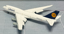Load image into Gallery viewer, YY Wings 1/400 Lufthansa Boeing 747-8 D-ABTA flaps down
