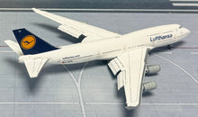 Load image into Gallery viewer, YY Wings 1/400 Lufthansa Boeing 747-8 D-ABTA flaps down
