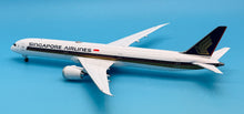 Load image into Gallery viewer, SQ Wings 1/200 Singapore Airlines Boeing 787-10 9V-SCJ L2039

