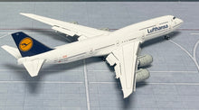Load image into Gallery viewer, YY Wings 1/400 Lufthansa Boeing 747-8  D-ABYP flaps down
