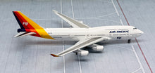 Load image into Gallery viewer, JC Wings 1/400 Air Pacific Boeing 747-400 DQ-FJK
