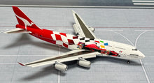 Load image into Gallery viewer, JC Wings 1/400 Qantas Boeing 747-400 Formula One VH-OJC flaps down
