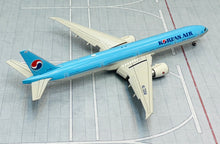 Load image into Gallery viewer, JC Wings 1/400 Korean Air Boeing 777-300ER HL7204 flaps down
