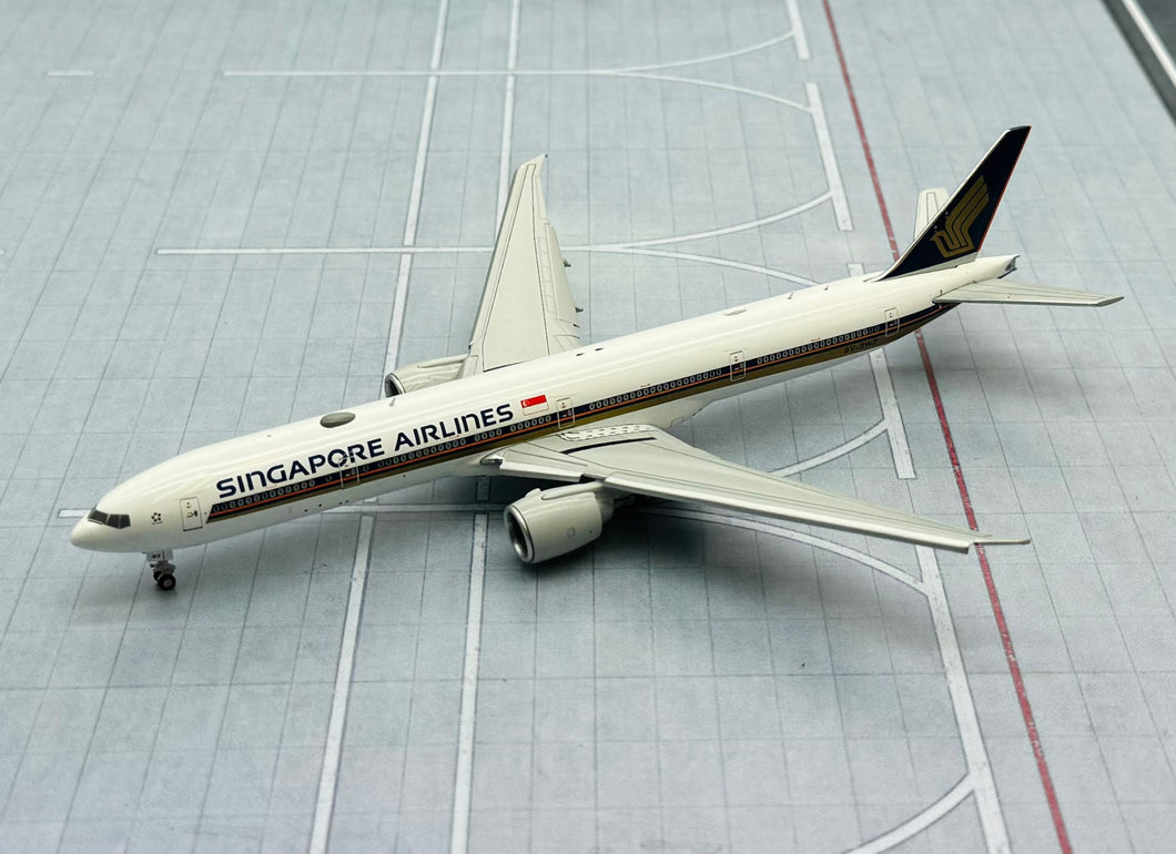JC Wings 1/400 Singapore Airlines Boeing 777-300ER 9V-SWZ flaps down