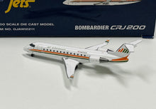 Load image into Gallery viewer, Gemini Jets 1/400 Air Wisconsin Bombardier CRJ-200LR N471ZW
