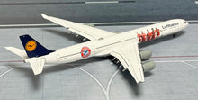 Load image into Gallery viewer, YY Wings 1/400 Lufthansa Airbus A340-600 D-AIHZ Bayern Munich flaps down
