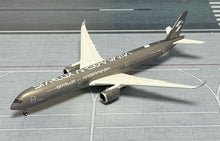 Load image into Gallery viewer, YY Wings 1/400 Starlux Airlines Airbus A350-1000 B-58553
