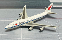 Load image into Gallery viewer, YY Wings 1/400 Air China Boeing 747-400 B-2447
