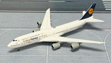 Load image into Gallery viewer, YY Wings 1/400 Lufthansa Boeing 747-8 5 Starhansa D-ABYM
