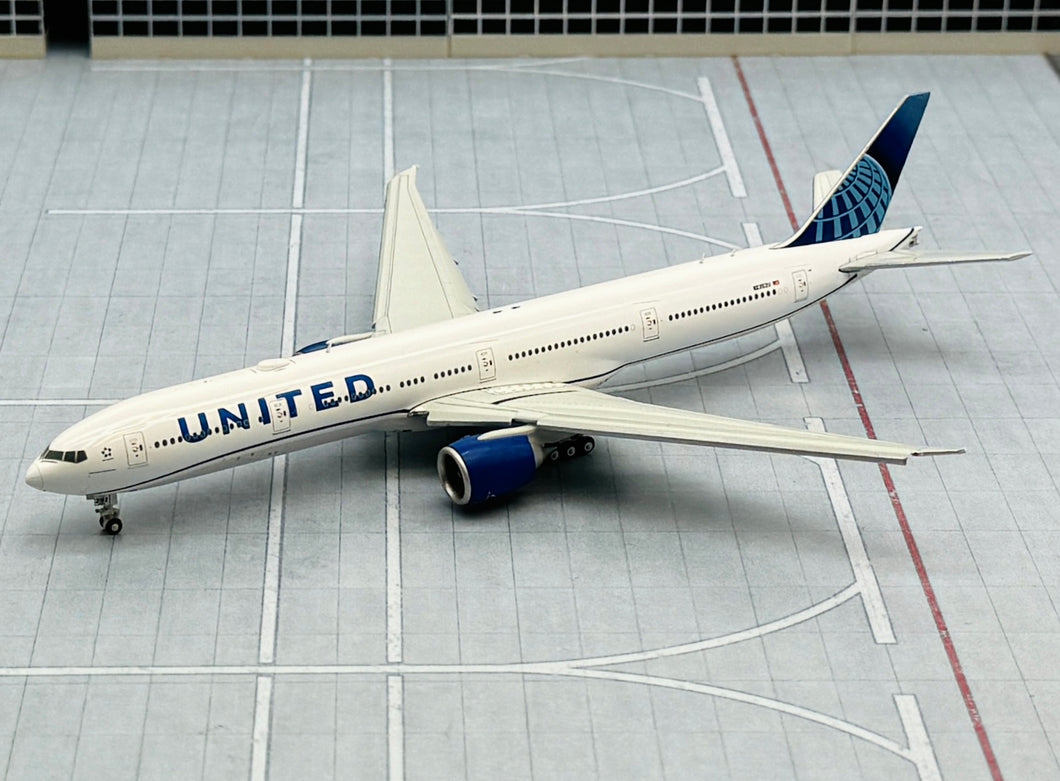 Gemini Jets 1/400 United Airlines Boeing 777-300ER N2352U flaps down