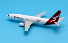 Load image into Gallery viewer, JC Wings 1/200 Qantas Airways Boeing 737-400SF Startrack VH-XNH
