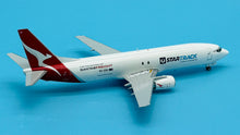 Load image into Gallery viewer, JC Wings 1/200 Qantas Airways Boeing 737-400SF Startrack VH-XNH
