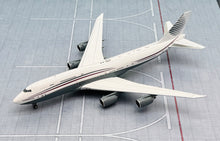 Load image into Gallery viewer, JC Wings 1/400 Qatar Amiri Flight Boeing 747-8 BBJ A7-HBJ
