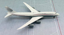Load image into Gallery viewer, JC Wings 1/400 Qatar Amiri Flight Boeing 747-8 BBJ A7-HBJ
