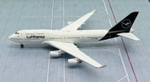 Load image into Gallery viewer, Gemini Jets 1/400 Lufthansa Boeing 747-400 D-ABVY
