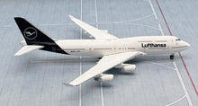Load image into Gallery viewer, Gemini Jets 1/400 Lufthansa Boeing 747-400 D-ABVY
