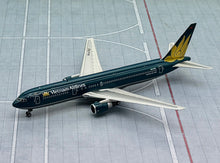 Load image into Gallery viewer, Phoenix 1/400 Vietnam Airlines Boeing 767-300ER VN-A762
