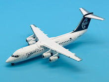 Load image into Gallery viewer, JC Wings 1/200 Air New Zealand Link British Aerospace BAe 146-300 ZK-NZN
