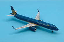 Load image into Gallery viewer, JC Wings 1/200 Vietnam Airlines Airbus A321 VN-A618
