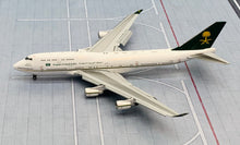 Load image into Gallery viewer, JC Wings 1/400 Saudi Royal Aviation Boeing 747-400 HZ-HM1 flaps down
