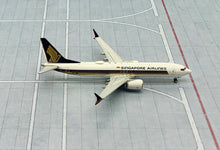 Load image into Gallery viewer, JC Wings 1/400 Singapore Airlines Boeing 737-8 max 9V-MBA EW438M005
