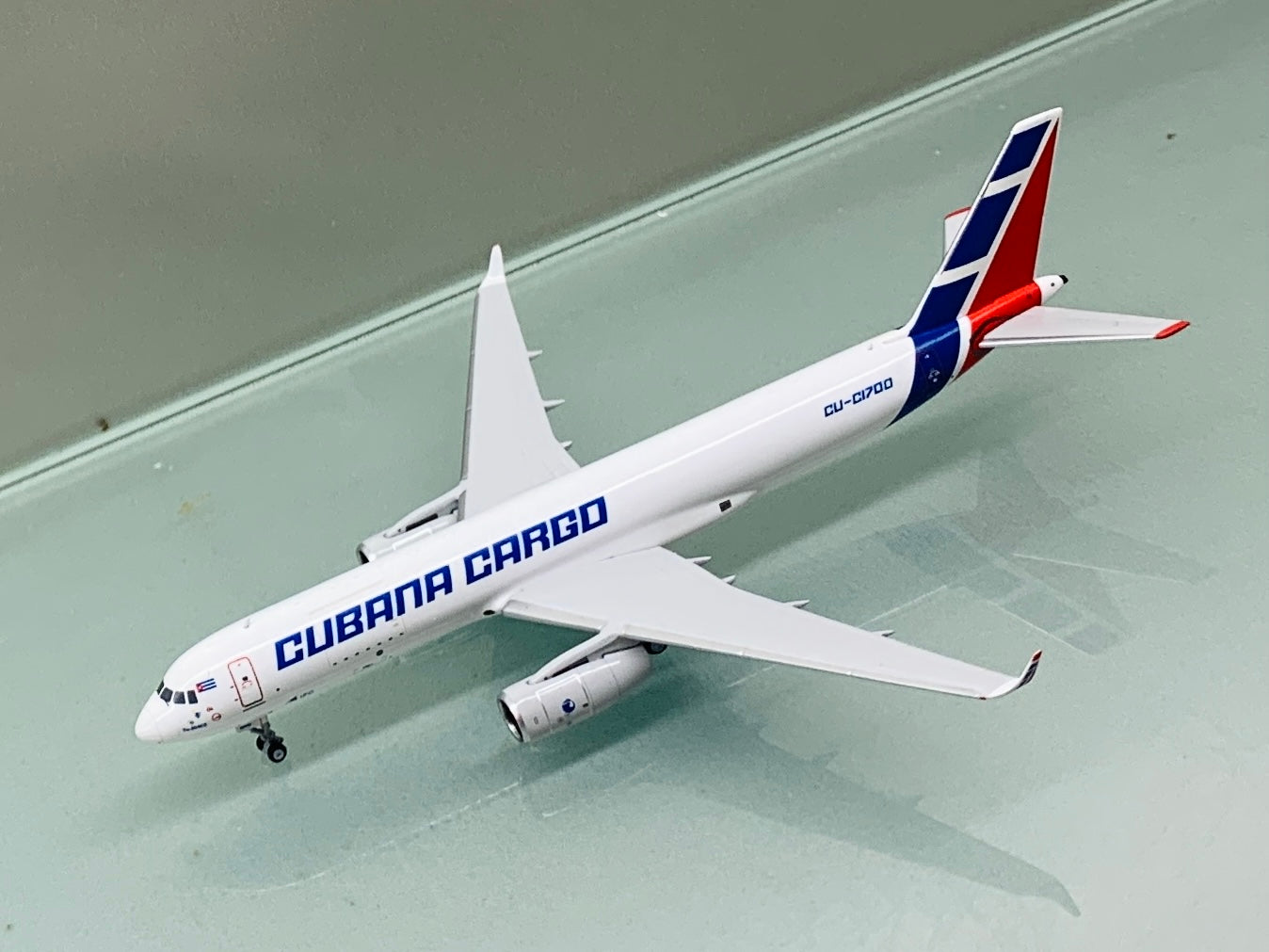NG models 1/400 Cubana Tupolev Tu-204-100SE CU-C1700 40007 – First 