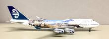 Load image into Gallery viewer, JC Wings 1/200 Air New Zealand Boeing 747-400 Lord of The Rings ZK-SUJ XX2925
