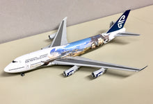 Load image into Gallery viewer, JC Wings 1/200 Air New Zealand Boeing 747-400 Lord of The Rings ZK-SUJ XX2925
