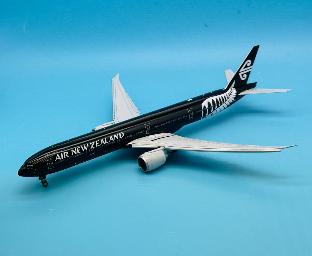 JC Wings 1/200 Air New Zealand Boeing 777-300ER All Blacks ZK-OKQ flaps down XX2238A