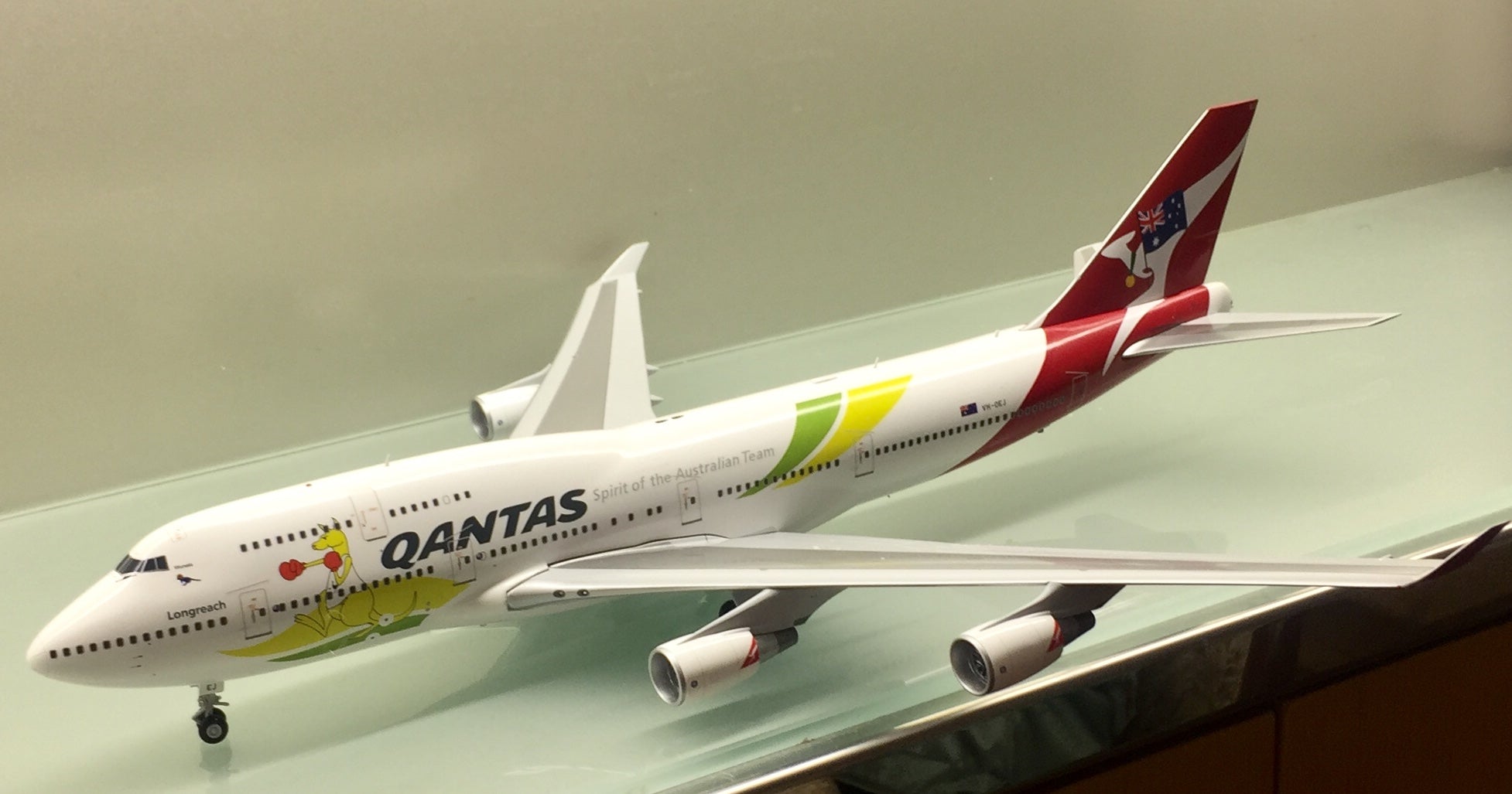 JC Wings 1/200 Qantas Airways Boeing 747-400 VH-OEJ Boxing