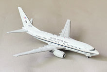 Load image into Gallery viewer, JC Wings 1/200 US Navy Boeing C-40A Clipper 165829 XX20279
