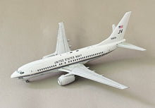 Load image into Gallery viewer, JC Wings 1/200 US Navy Boeing C-40A Clipper 165829 XX20279
