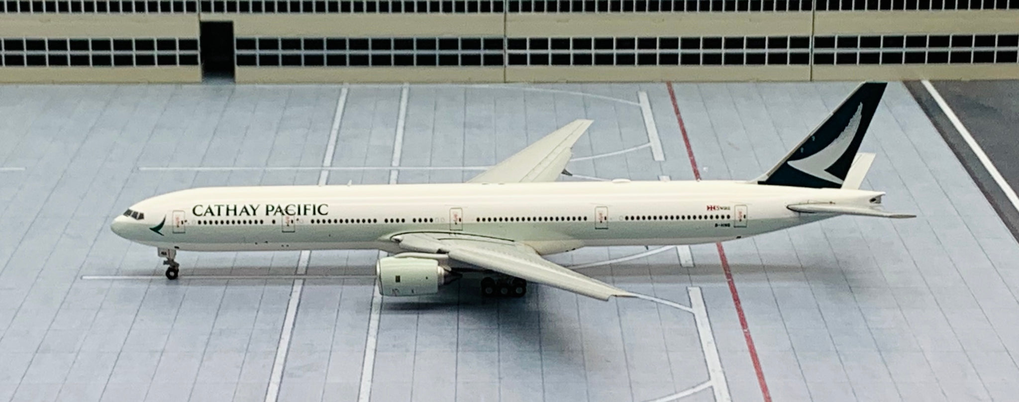 JC Wings 1/400 Cathay Pacific Boeing 777-300 B-HNS flaps