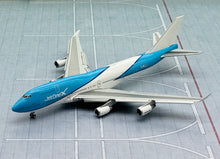 Load image into Gallery viewer, JC Wings 1/400 JetOneX Boeing 747-400 VQ-BWM flaps down
