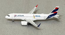Load image into Gallery viewer, JC Wings 1/400 LATAM Airbus A320NEO "Brazil Voando" PR-XBP
