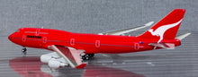 Load image into Gallery viewer, JC Wings 1/400 Qantas Airways Boeing 747-400 All Red VH-OEJ
